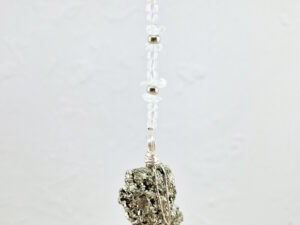 Handmade wandhanger met pyriet en bergkristal