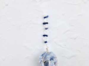 Handmade hanger met blauwe calciet, lapis lazuli en bergkristal