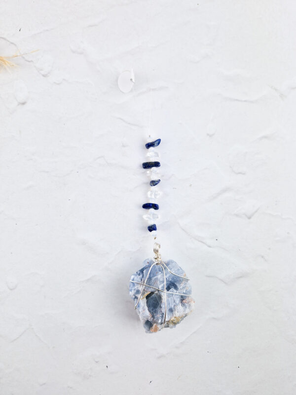 Handmade hanger met blauwe calciet, lapis lazuli en bergkristal