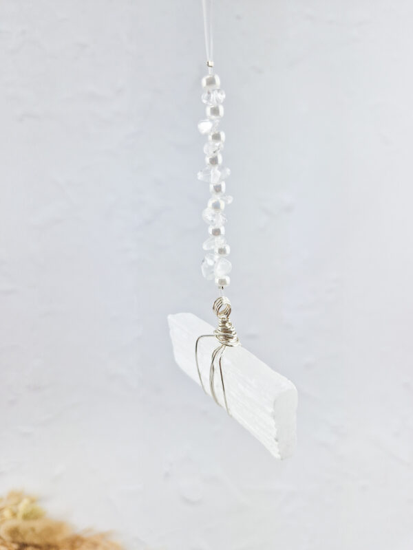 Handmade wandhanger met seleniet en bergkristal