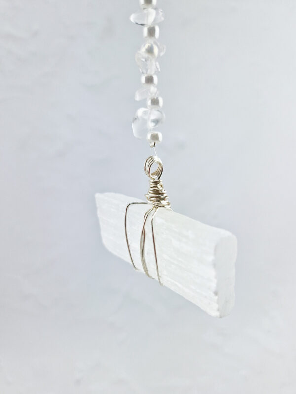 Handmade wandhanger met seleniet en bergkristal