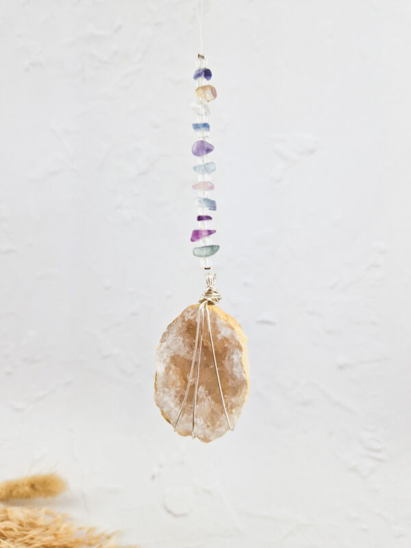 Handmade wandhanger met kwartsgeode en fluoriet