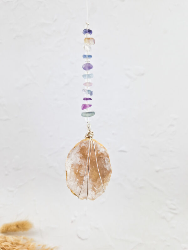 Handmade wandhanger met kwartsgeode en fluoriet