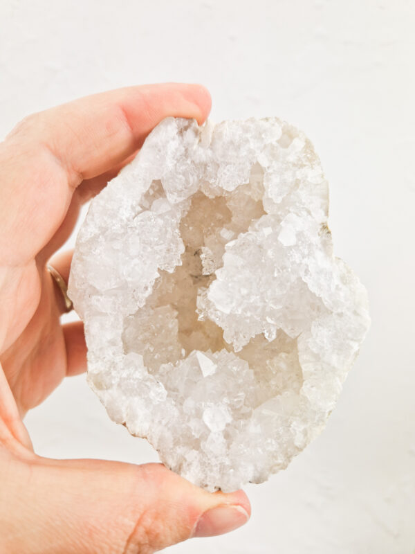 Kwarts geode op standaard